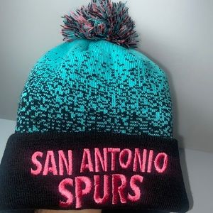 SA Spurs beanie from 07/13. Very nice vintage, like new